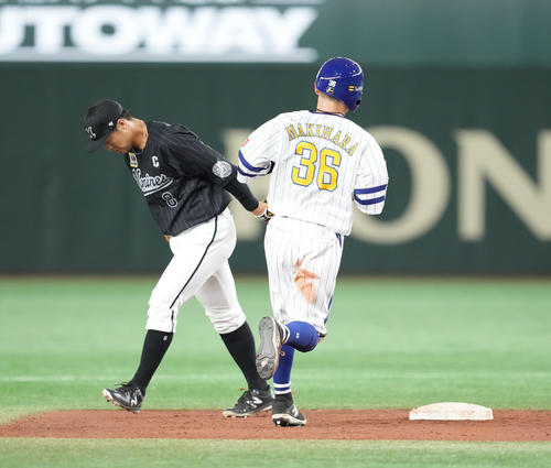 ソフトバンク対ロッテ　4回裏ソフトバンク1死二塁、柳町の左飛で二塁から飛び出しアウトとなる牧原（撮影・菅敏）