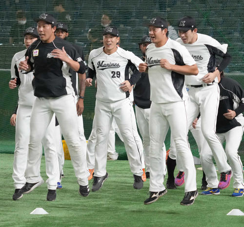 ソフトバンク対ロッテ　試合前練習に臨む佐々木朗希（右）らロッテナイン（撮影・小沢裕）