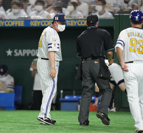 ソフトバンク対ロッテ　7回、守りを前に交代を告げるソフトバンク藤本監督（左）（左端）（撮影・菅敏）