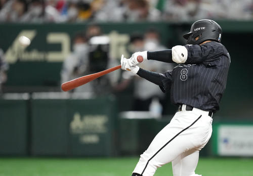 ソフトバンク対ロッテ　8回表ロッテ無死、左越えにソロ本塁打を放つ中村奨（撮影・菅敏）