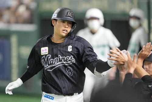 ソフトバンク対ロッテ　8回表ロッテ無死、左越えにソロ本塁打を放ち、ナインに迎えられる中村奨（撮影・菅敏）