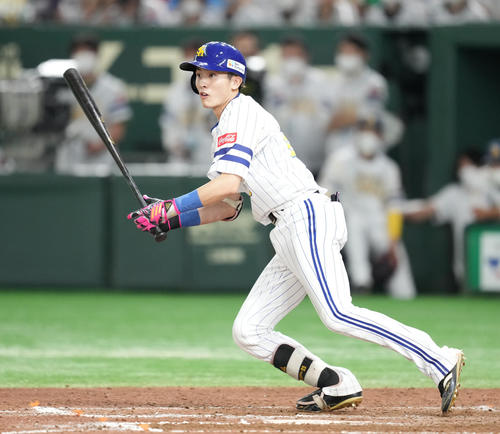 ソフトバンク対ロッテ　8回裏ソフトバンク1死満塁、左適時打を放つ周東（撮影・菅敏）