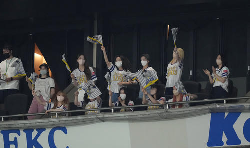 ソフトバンク対ロッテ　8回裏ソフトバンク1死満塁、周東の適時打に喜ぶNiziU（撮影・菅敏）