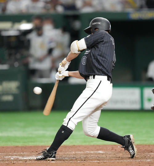 ソフトバンク対ロッテ　9回表ロッテ無死満塁、右犠飛を放つ荻野貴（撮影・菅敏）