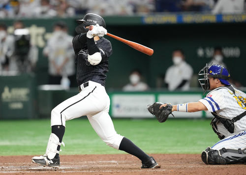 ソフトバンク対ロッテ　9回表ロッテ2死二、三塁、右2点適時打を放つ中村奨（撮影・菅敏）