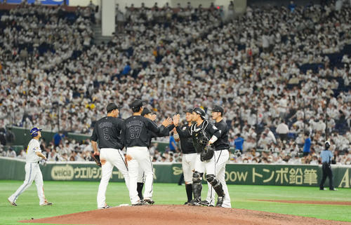 ソフトバンクに勝利し、喜ぶロッテナイン（撮影・菅敏）