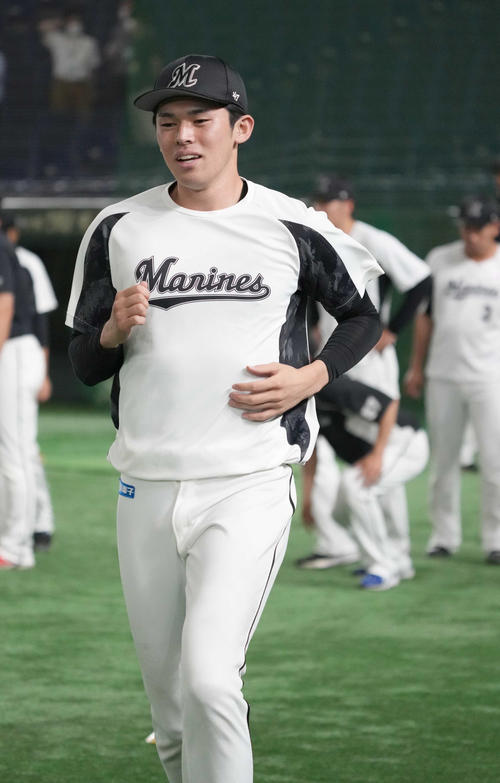 ソフトバンク対ロッテ　試合前練習に臨むロッテ佐々木朗（撮影・小沢裕）