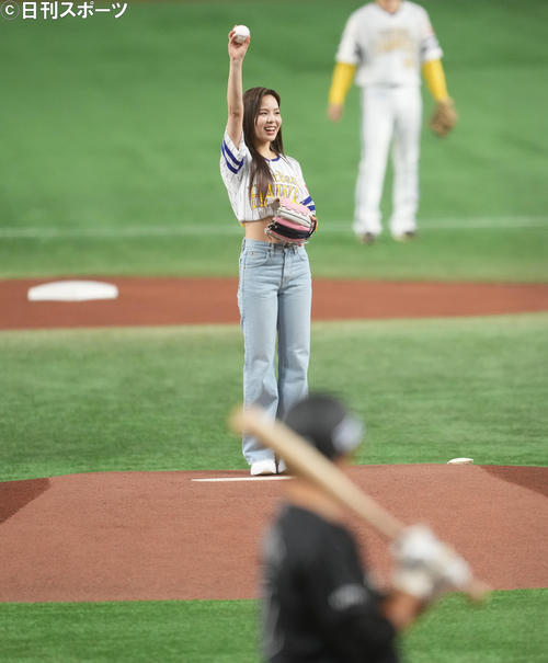 ソフトバンク－ロッテ戦の始球式を務めるNiziUのMAKO（撮影・菅敏）