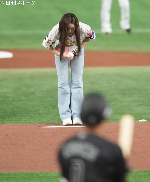 ソフトバンク－ロッテ戦の始球式を務めるNiziUのMAKO（撮影・菅敏）