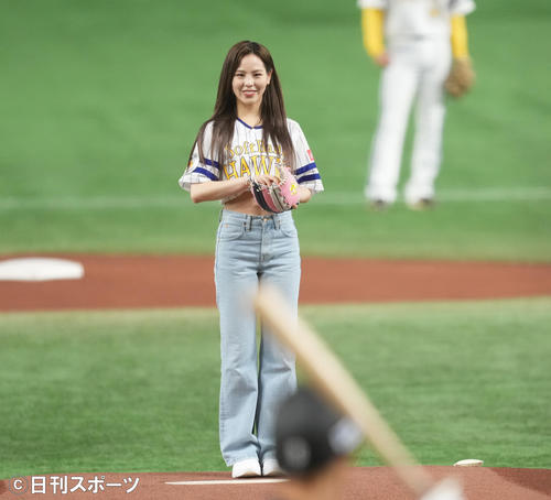 ソフトバンク－ロッテ戦の始球式を務めるNiziUのMAKO（撮影・菅敏）