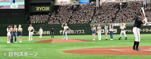 メンバーに見守られながら始球式を行ったNiziUのMAKO（撮影・小沢裕）