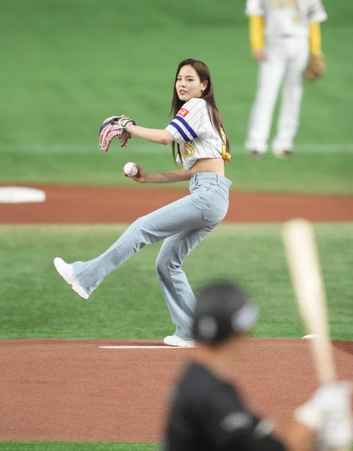 ソフトバンク対ロッテ戦の始球式を務めるNiziUのMAKO（撮影・菅敏）