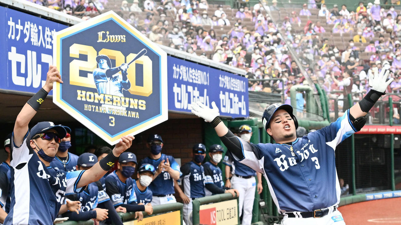 楽天対西武　4回表西武無死、通算200本塁打を放った山川（右）はベンチ前でポーズを決める（撮影・滝沢徹郎）