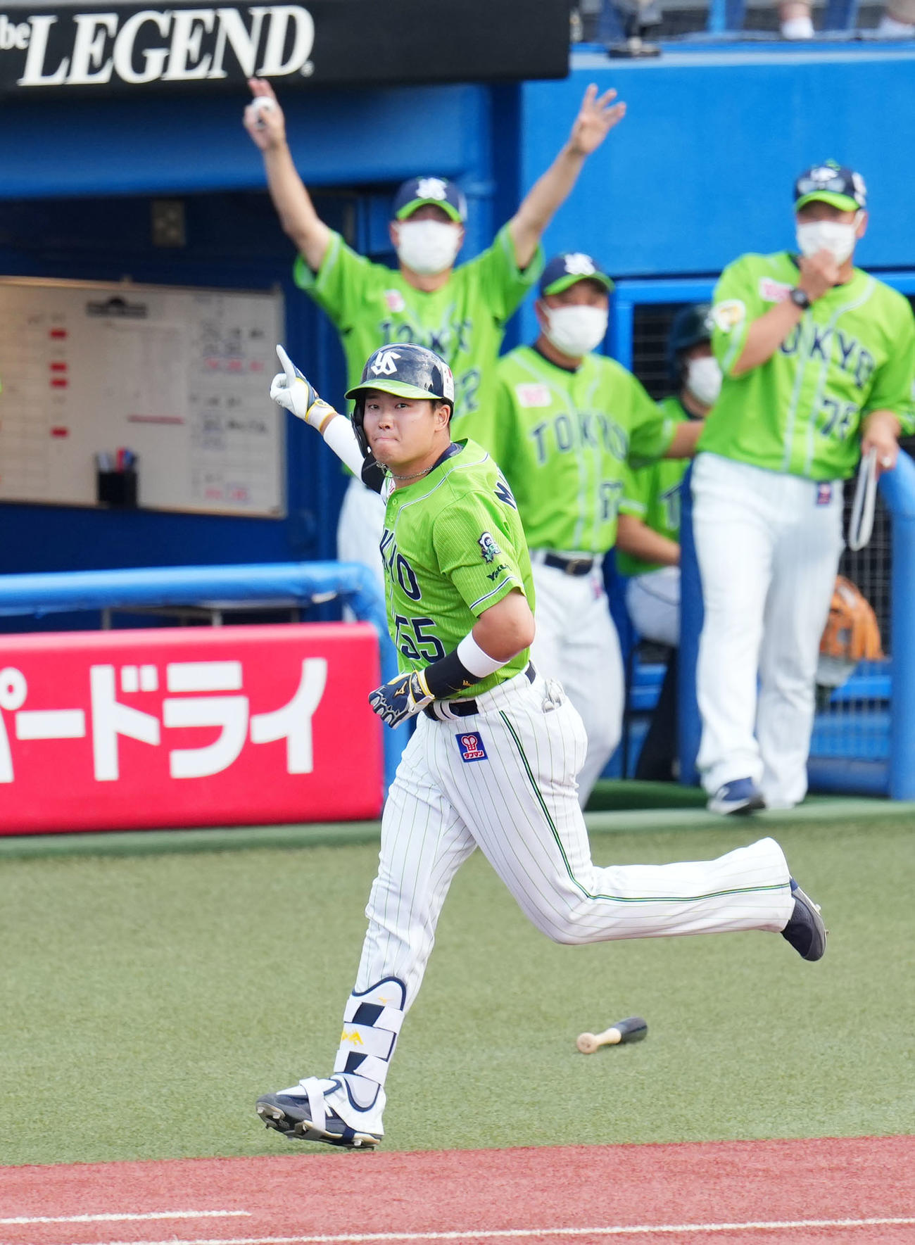 ヤクルト対巨人　8回裏ヤクルト1死一、三塁、中越え3点本塁打を放ち1本指を立てる村上。後方左は歓喜する高津監督（撮影・横山健太）