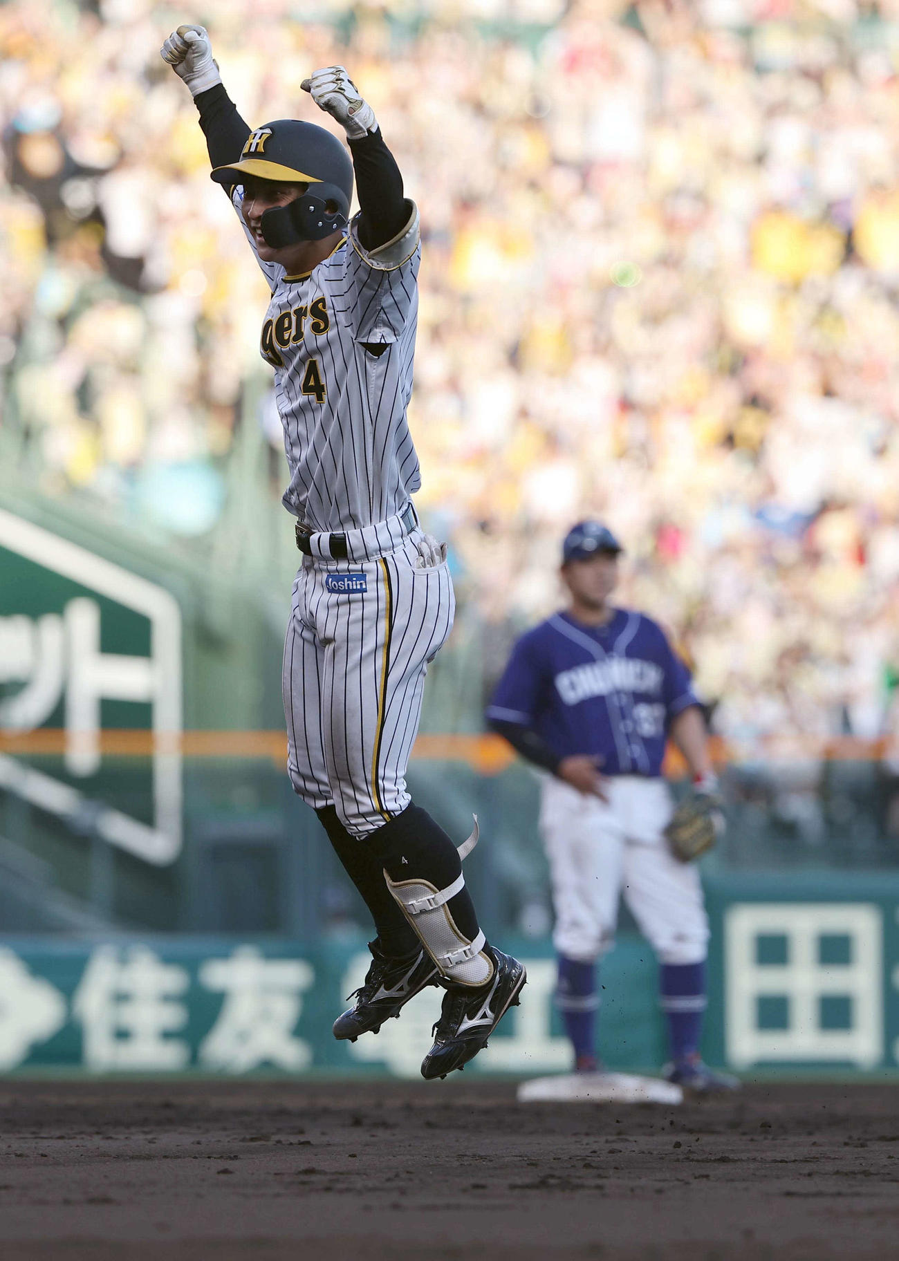 阪神対中日　11回裏阪神2死二、三塁、熊谷は右中間へサヨナラ適時打を放ちガッツポーズする（2022年6月26日）