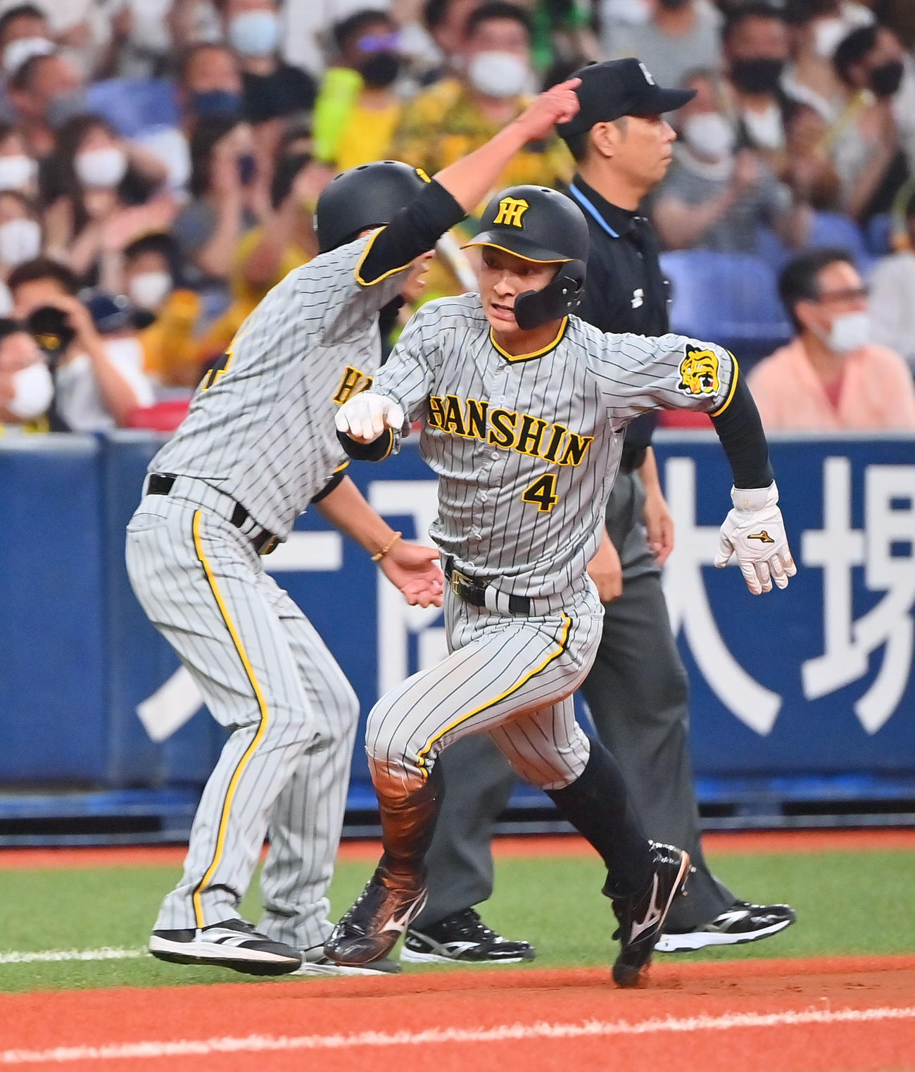オリックス対阪神　11回表阪神1死一塁、盗塁を決め、相手守備が乱れる間に本塁生還する熊谷（2022年6月11日）