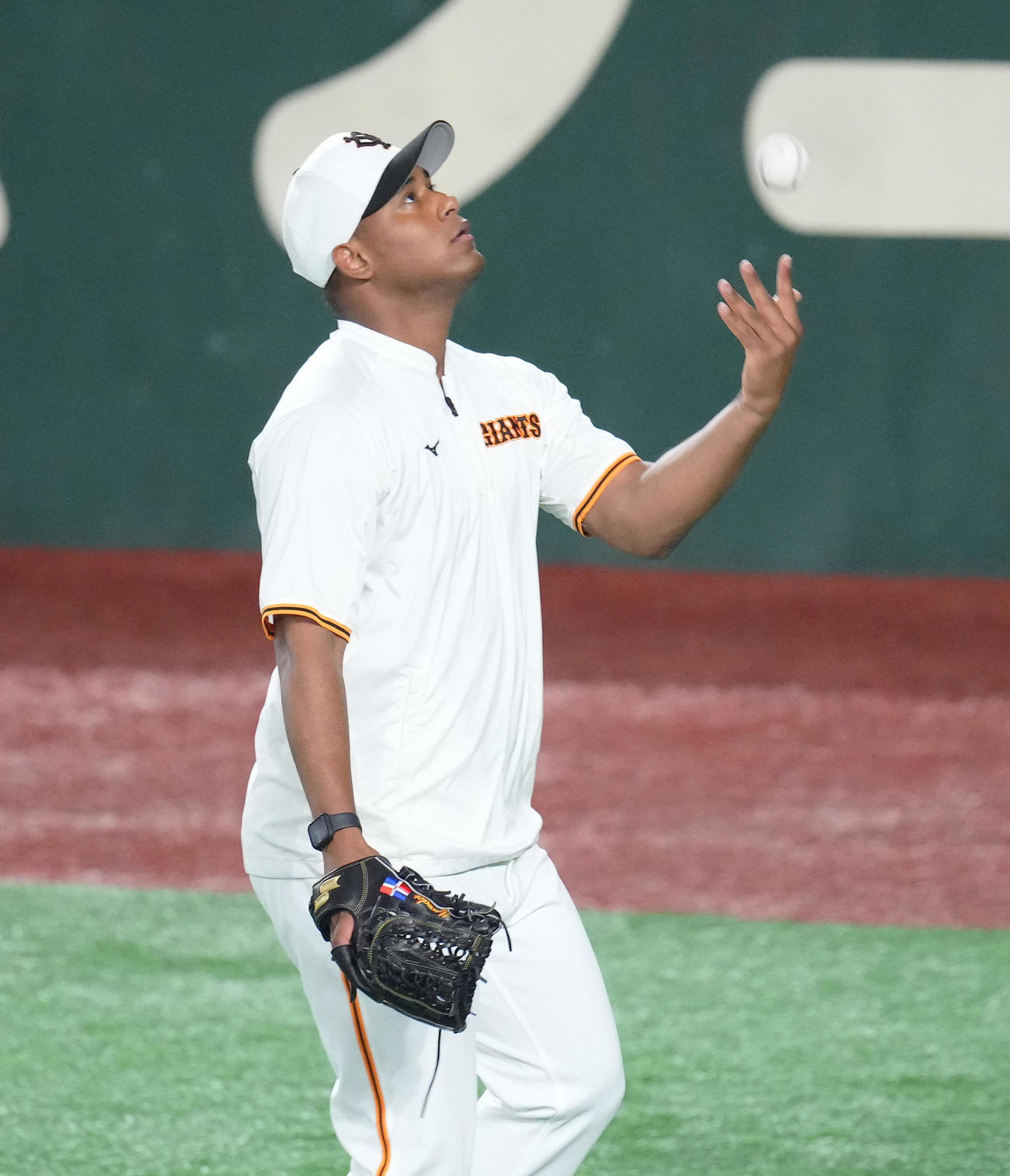 試合前の練習中にボールを投げ上げ背面キャッチをする巨人メルセデス（2022年6月23日撮影）