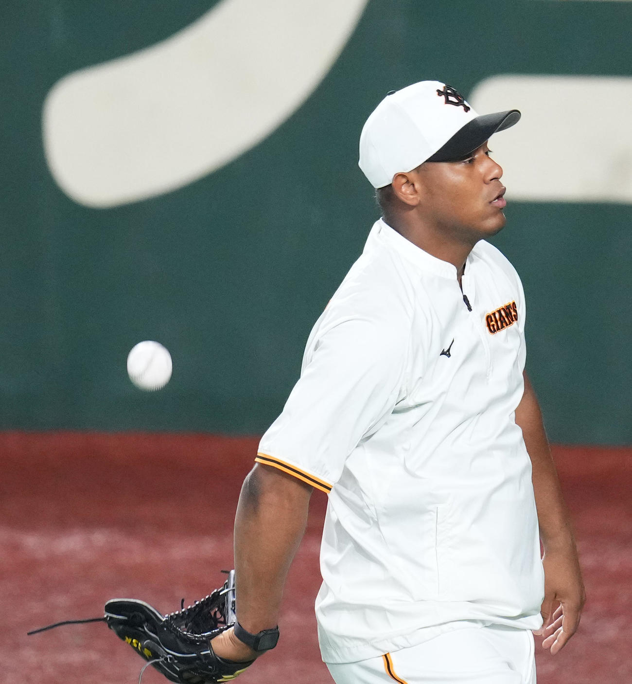試合前の練習中にボールを投げ上げ背面キャッチをする巨人メルセデス（2022年6月23日撮影）