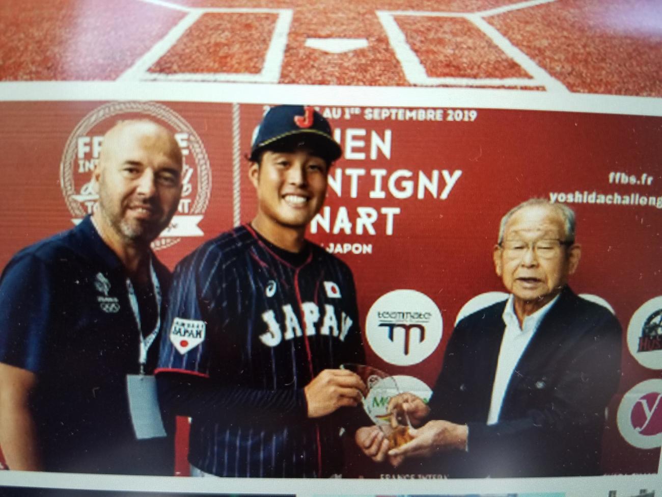 19年フランス国際大会「吉田チャレンジ」で表彰するディディエ・セミネ氏（左）、右は吉田義男氏