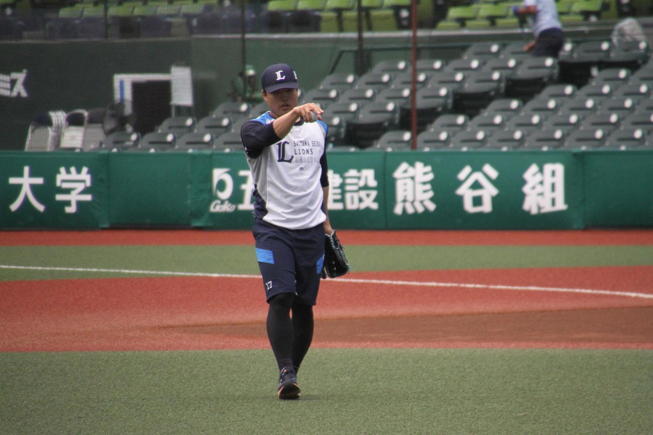 投手練習を行う西武松本