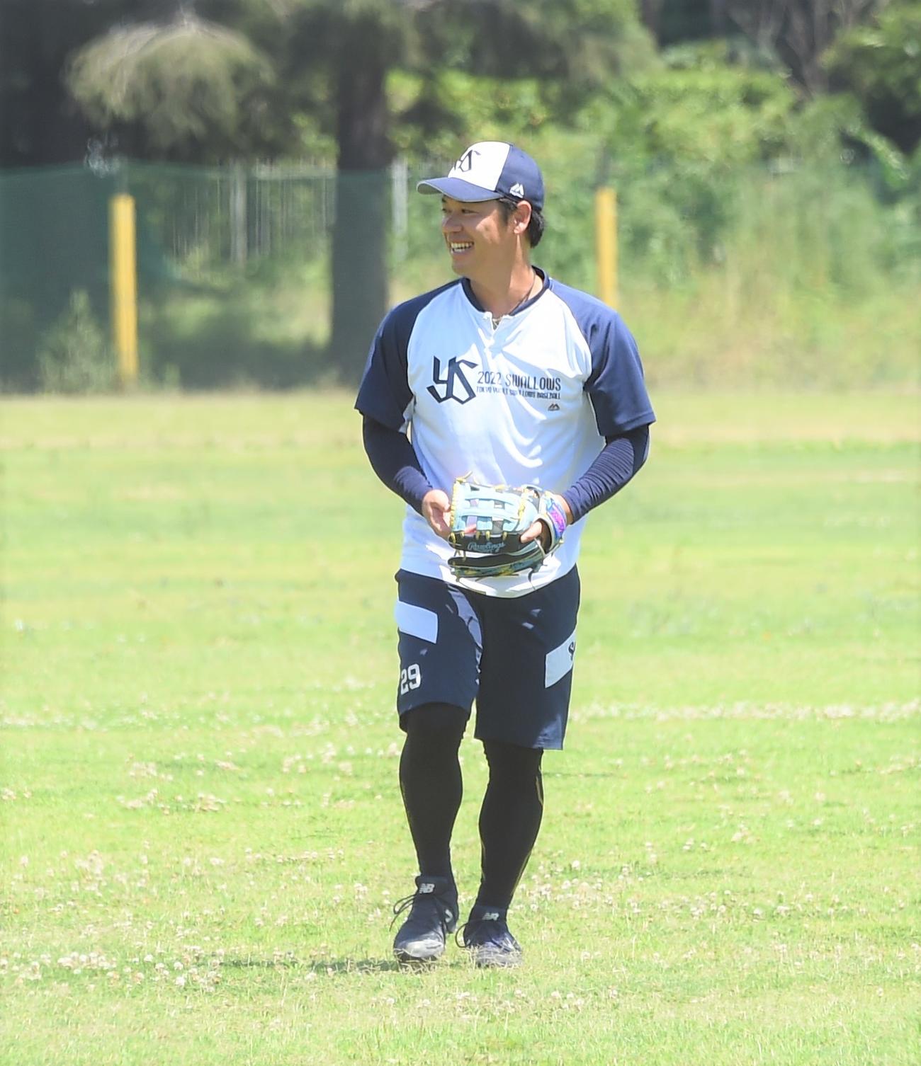 リラックスした表情を見せるヤクルト小川（撮影・鈴木正章）