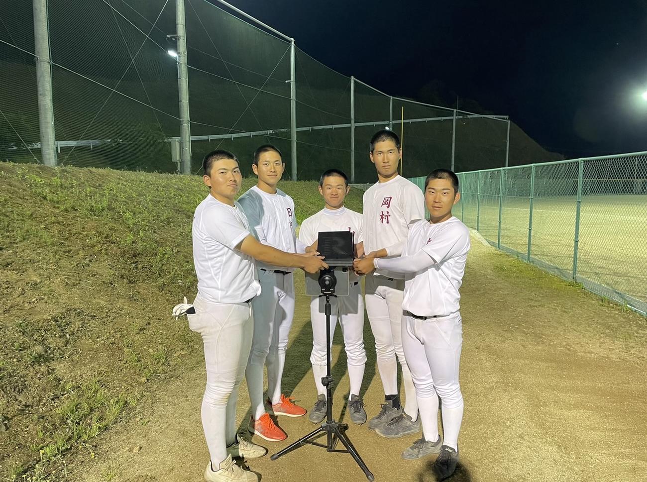 阪神森木が寄贈したラプソードと高知高の選手たち。左から川竹巧真、日野灯、山下圭太、小西匠、吉門凪哉（高知高野球部提供）