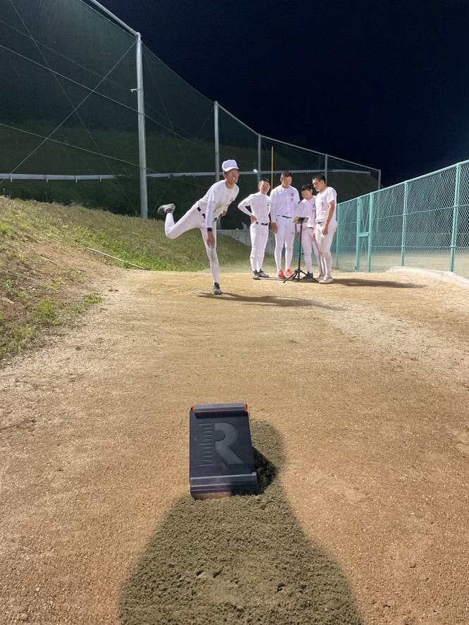 阪神森木が寄贈したラプソードを使用し練習に励む高知高の選手たち（高知高野球部提供）