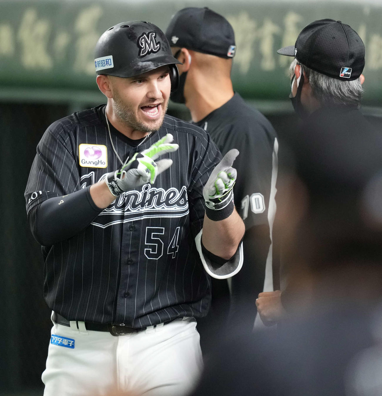 ソフトバンク対ロッテ　3回表ロッテ2死一、三塁、左越えに3点本塁打を放ち、ナインに迎えられるレアード（撮影・菅敏）