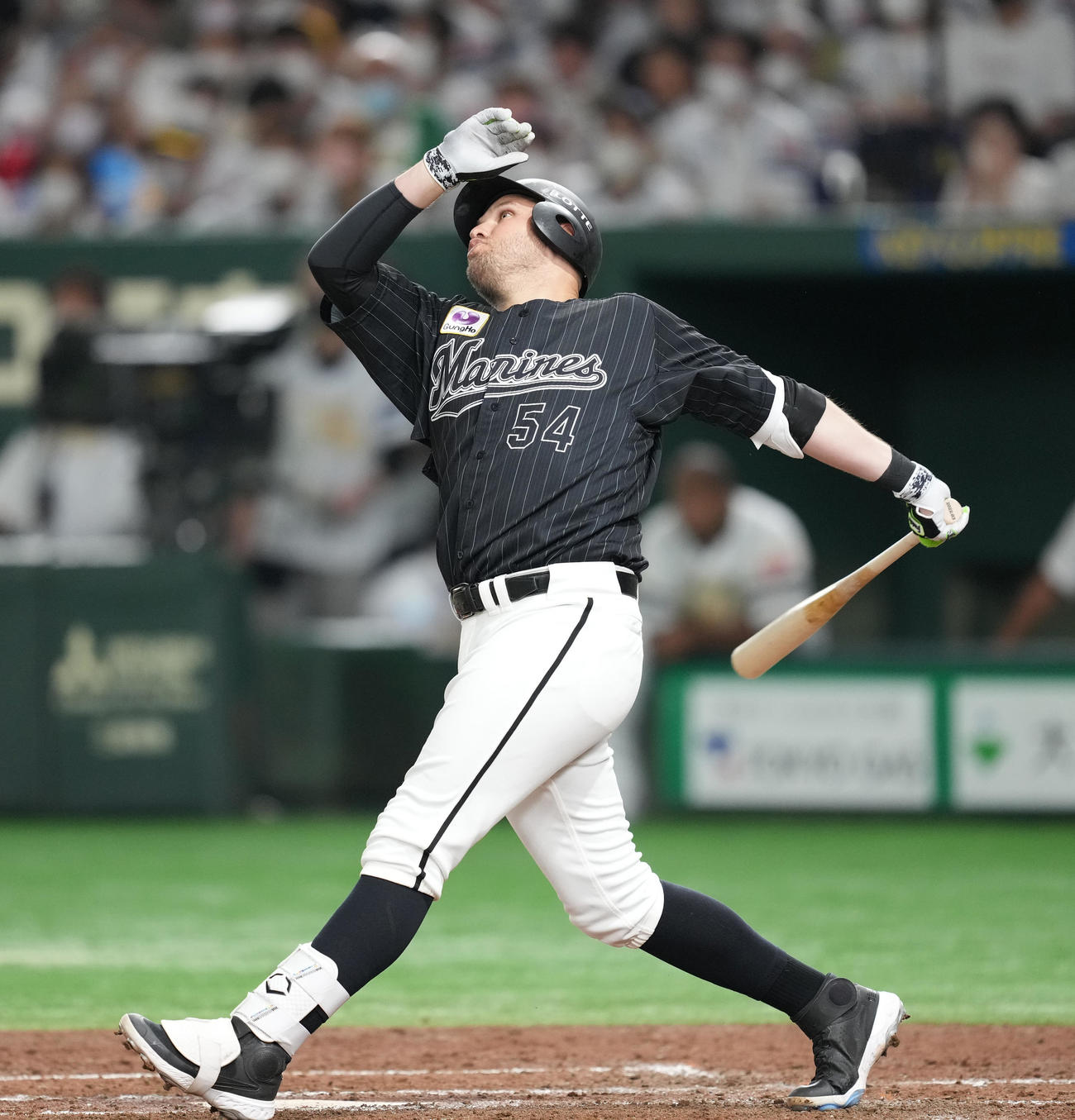 ソフトバンク対ロッテ　3回表ロッテ2死一、三塁、左越え3点本塁打を放つレアード（撮影・菅敏）