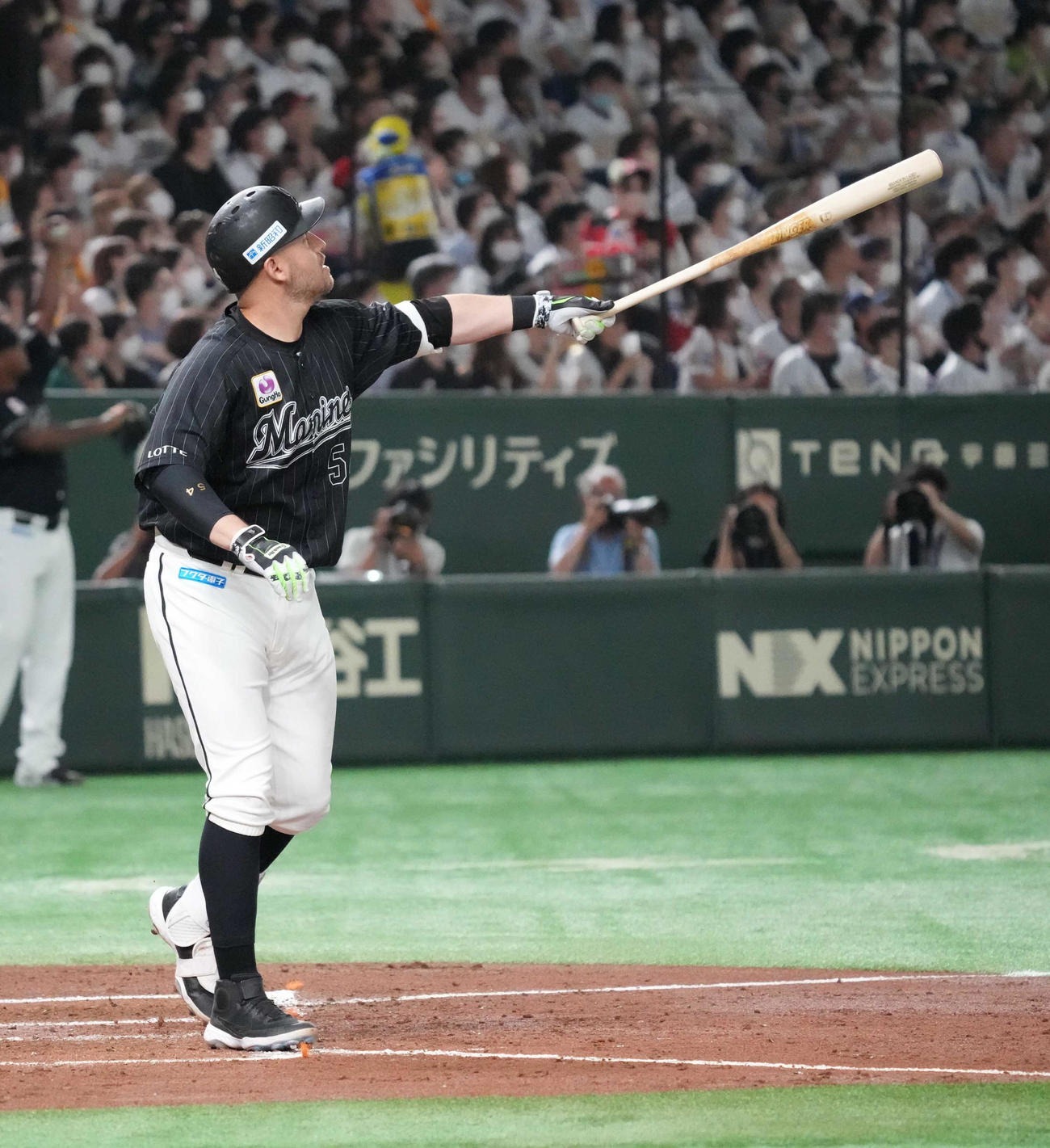 ソフトバンク対ロッテ　3回表ロッテ2死一、三塁、レアードは左越えに3点本塁打を放つ（撮影・小沢裕）