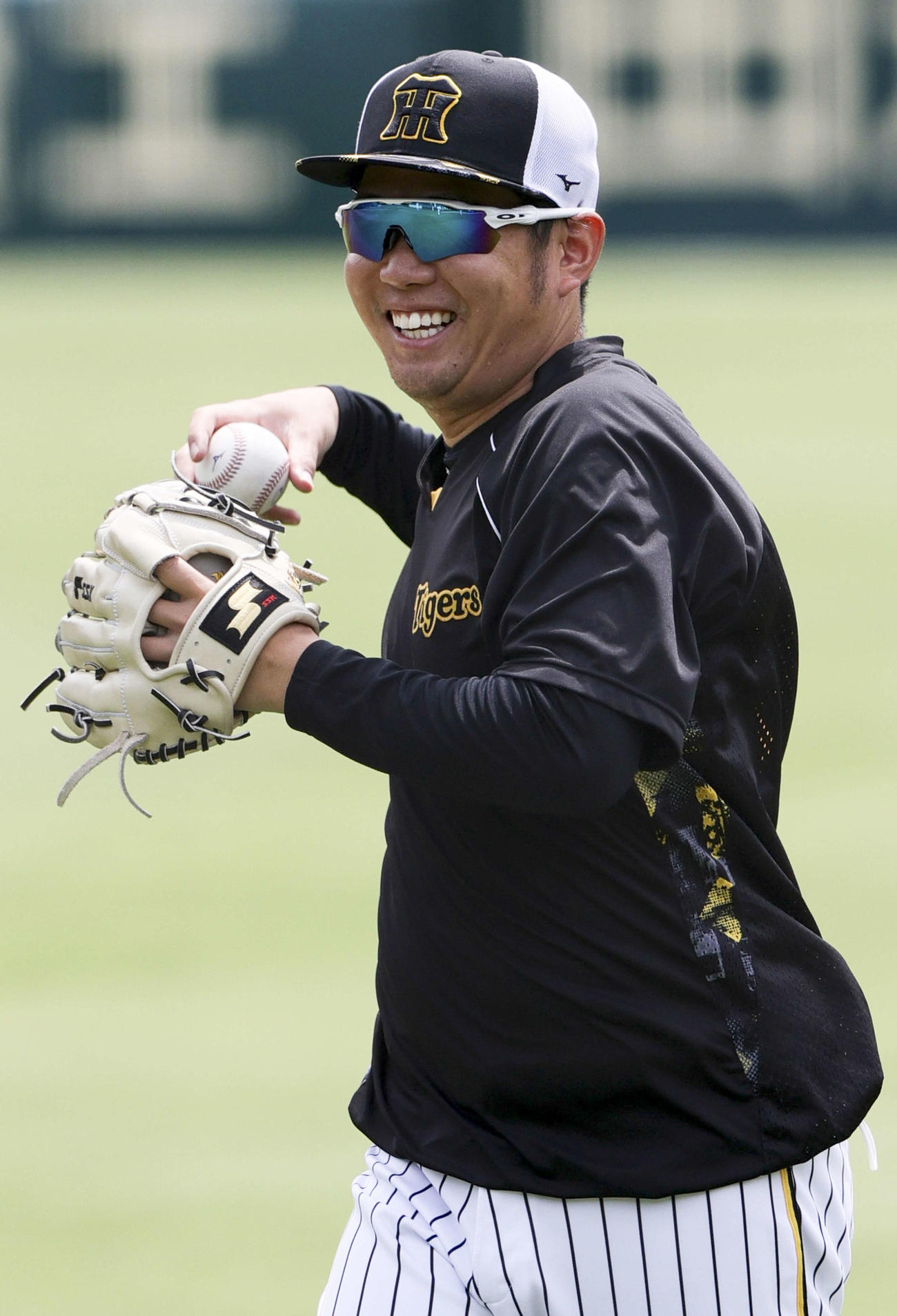 投手指名練習で笑顔を見せる阪神西勇（撮影・上山淳一）