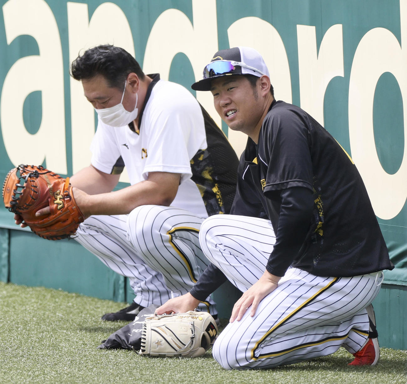阪神西勇（右）は投手指名練習で汗を流す（撮影・上山淳一）