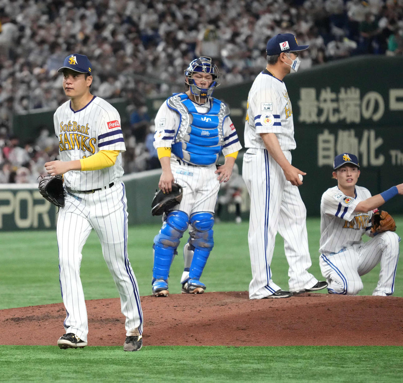 ソフトバンク対ロッテ　5回表ロッテ無死一、三塁、降板するソフトバンク先発の大竹耕（撮影・小沢裕）