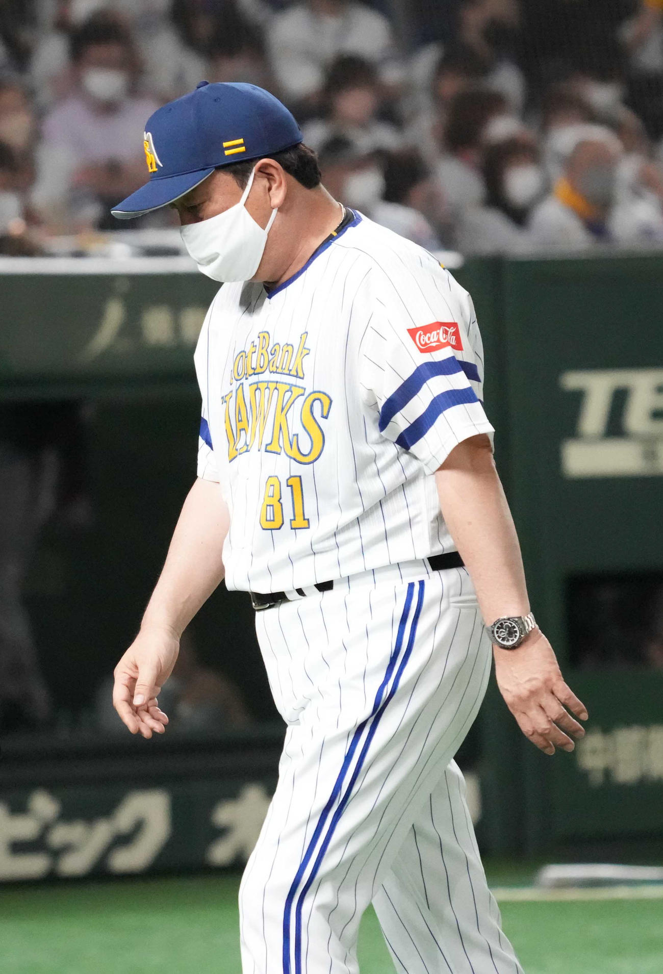 ソフトバンク対ロッテ　5回表ロッテ無死一、三塁、ソフトバンク先発の大竹耕の交代を告げベンチへ引き揚げる藤本監督（撮影・小沢裕）
