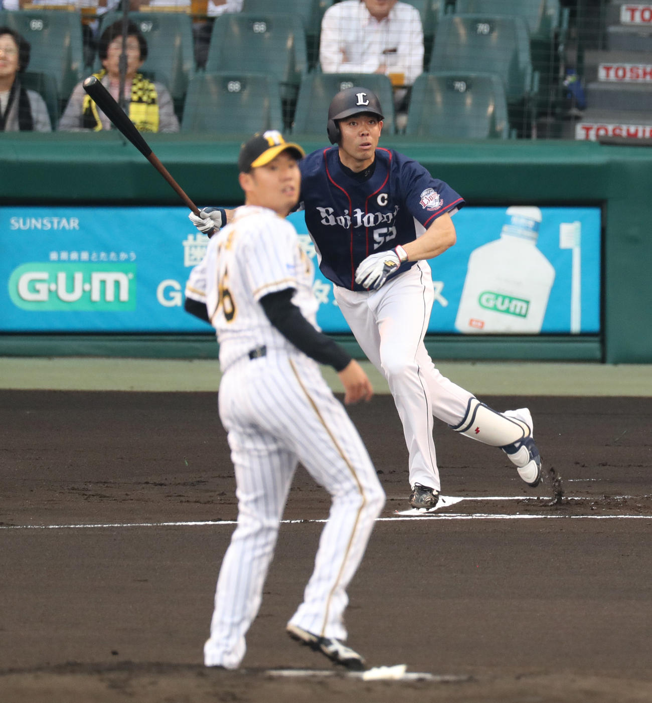 西武秋山翔吾　投手阪神西勇輝（2019年6月21日撮影）
