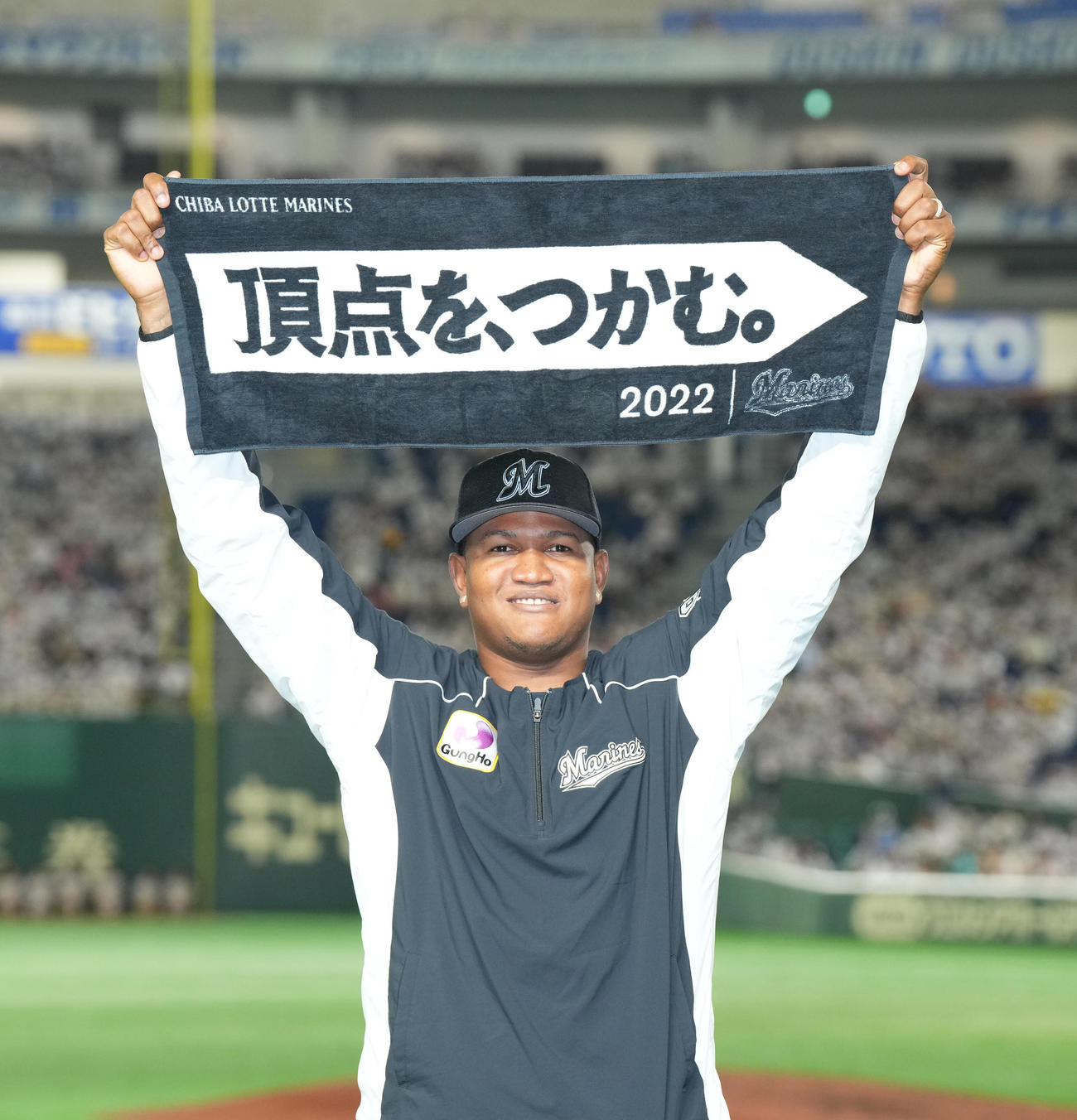 ソフトバンク対ロッテ　今季6勝目を挙げ、タオルを掲げるロッテ・ロメロ（撮影・菅敏）