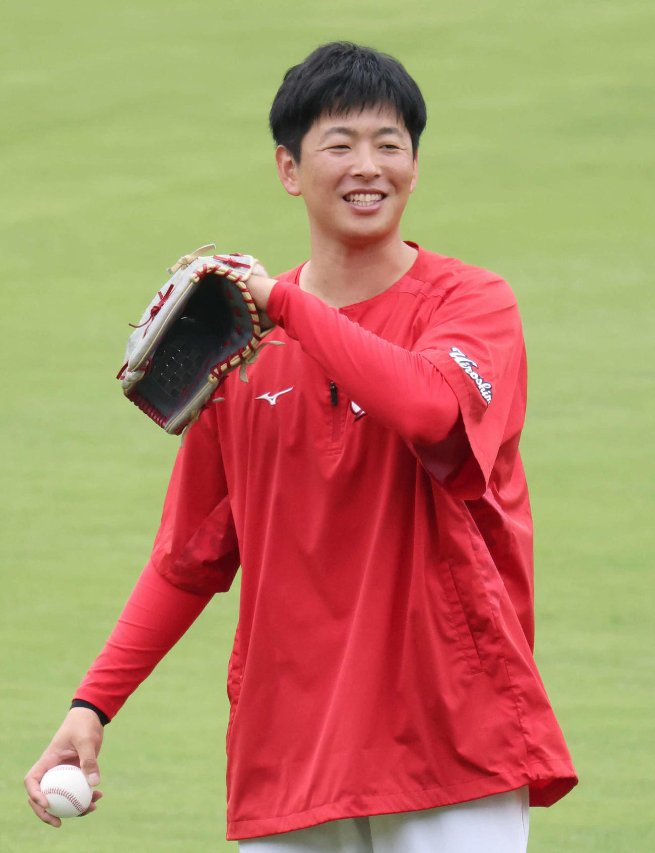 キャッチボール中に、笑顔をみせる広島大瀬良（撮影・加藤孝規）