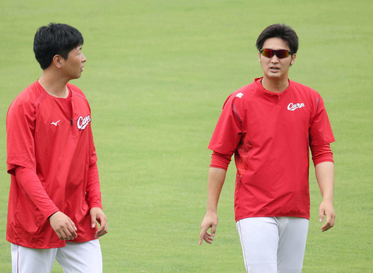 広島投手指名練習　大瀬良と話し合う床田（右）（撮影・加藤孝規）