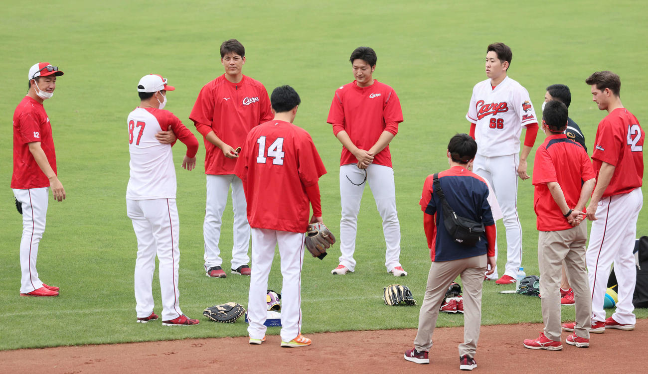 広島投手指名練習　練習開始にあたり円陣を組む先発投手陣ら。左から、横山投手コーチ、高橋投手コーチ、九里、大瀬良、床田、1人おいて遠藤、2人おいてアンダーソン（撮影・加藤孝規）