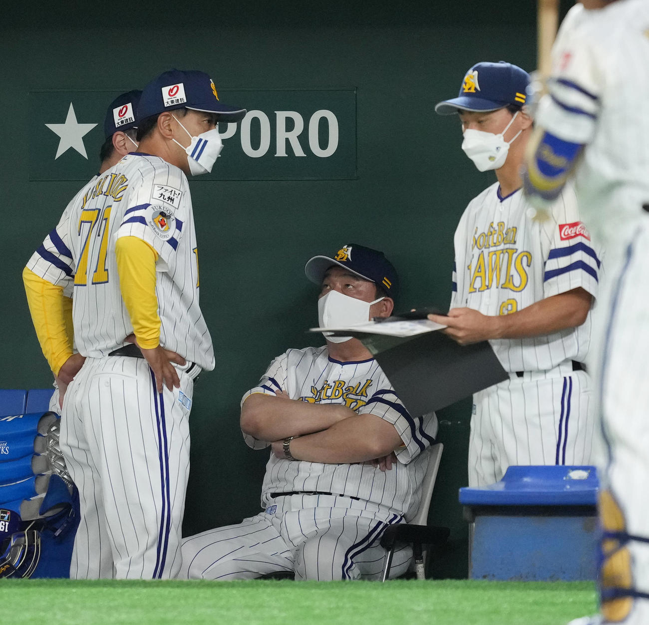 ソフトバンク対ロッテ　8回、ベンチでコーチ陣と話すソフトバンク藤本監督（中央）（撮影・菅敏）