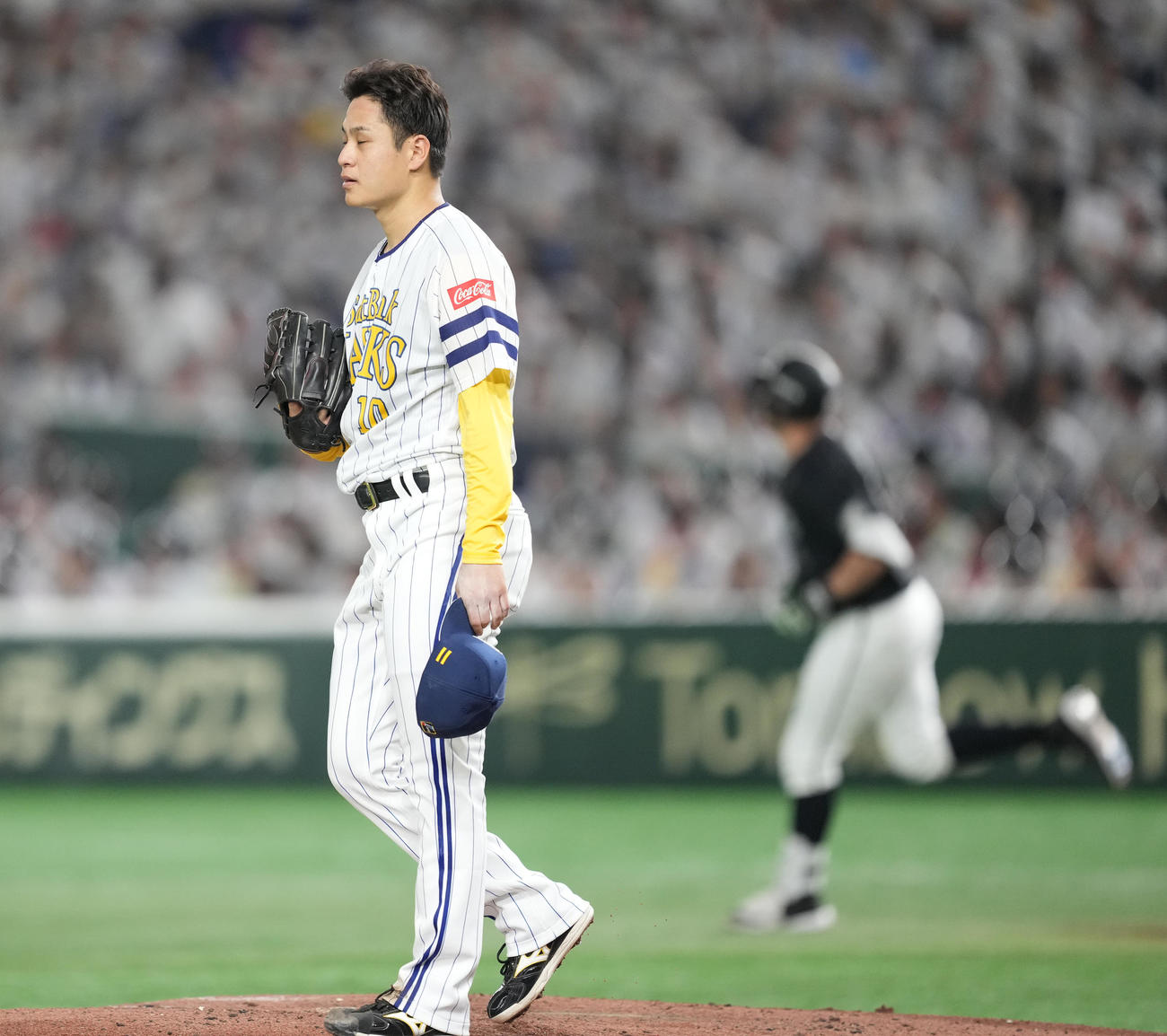 ソフトバンク対ロッテ　3回表ロッテ2死一、三塁、レアード（右）に3点本塁打を打たれ、肩を落とす大竹耕（撮影・菅敏）