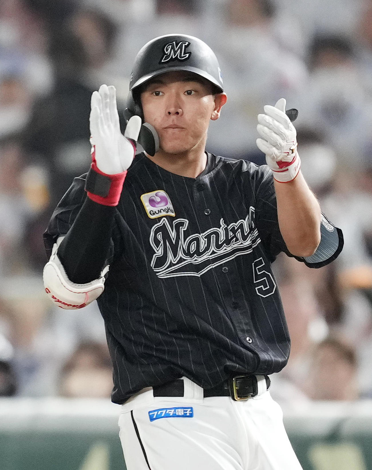 ソフトバンク対ロッテ　3回表ロッテ2死一、二塁、右前に先制適時打を放ち、塁上で手をたたく安田（撮影・菅敏）
