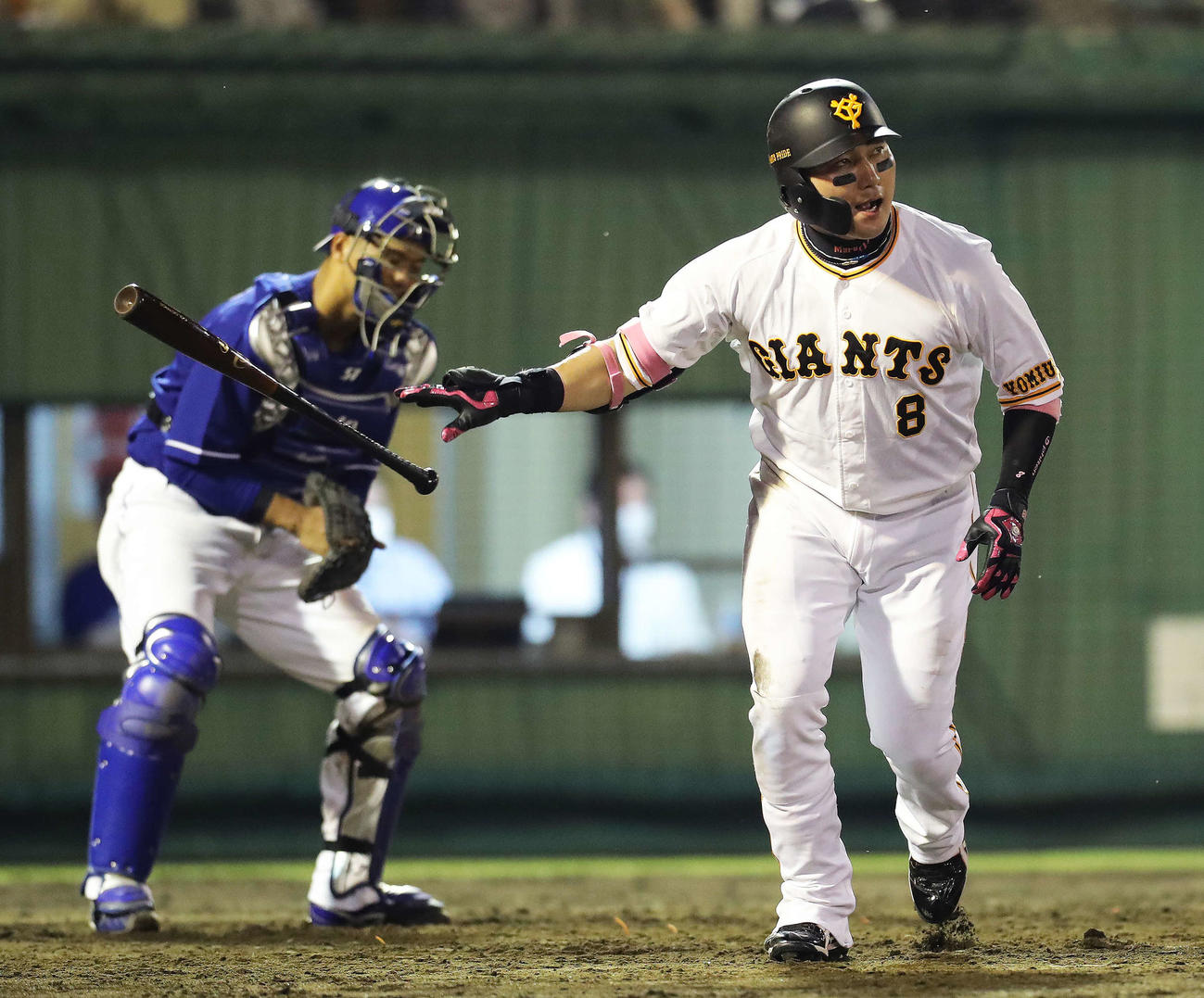 巨人対中日　5回裏巨人1死一塁、右越え2点本塁打を放つ丸（撮影・河田真司）