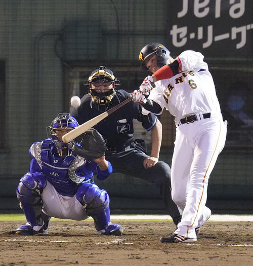 巨人対中日　7回裏巨人無死満塁、中2点適時打を放つ坂本（撮影・菅敏）