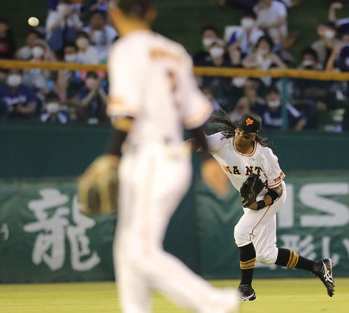 巨人対中日　4回表中日2死一、二塁、石橋の左前打で阿部が生還を試み、本塁に送球するウォーカー（撮影・河田真司）
