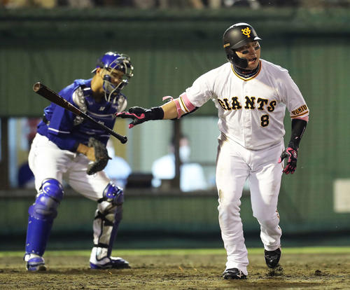 巨人対中日　5回裏巨人1死一塁、右越え2点本塁打を放つ丸（撮影・河田真司）