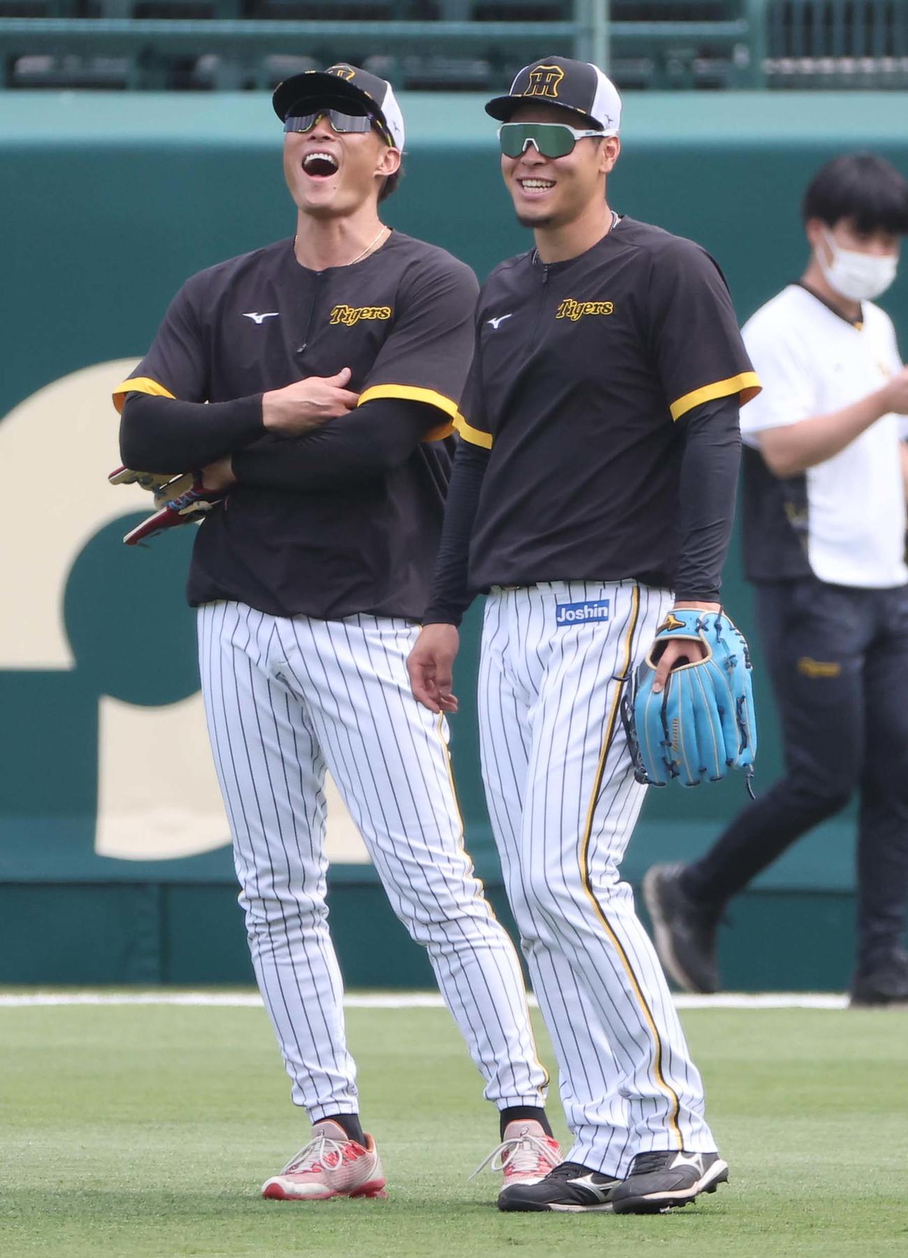 佐藤輝と何やら話して破顔一笑の糸井（左）（6月24日撮影）