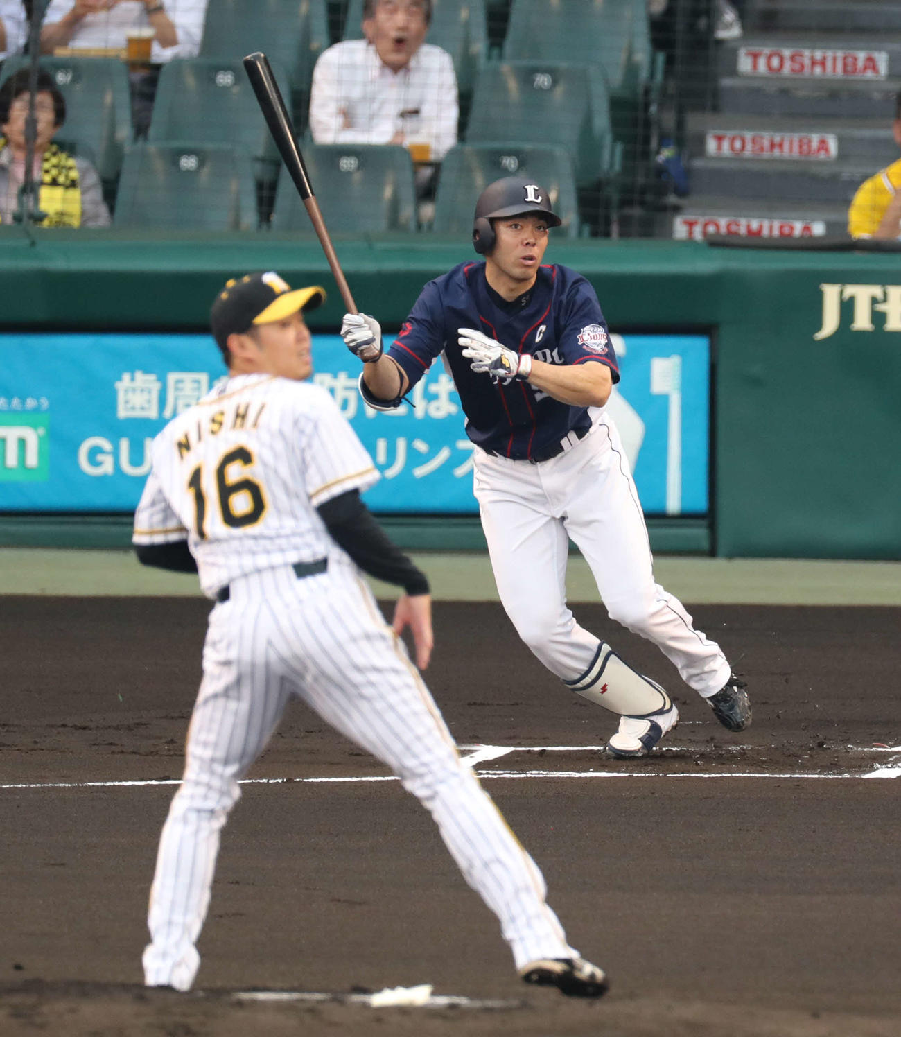 19年6月21日、阪神対西武　二塁打を放つ西武秋山。投手は西勇