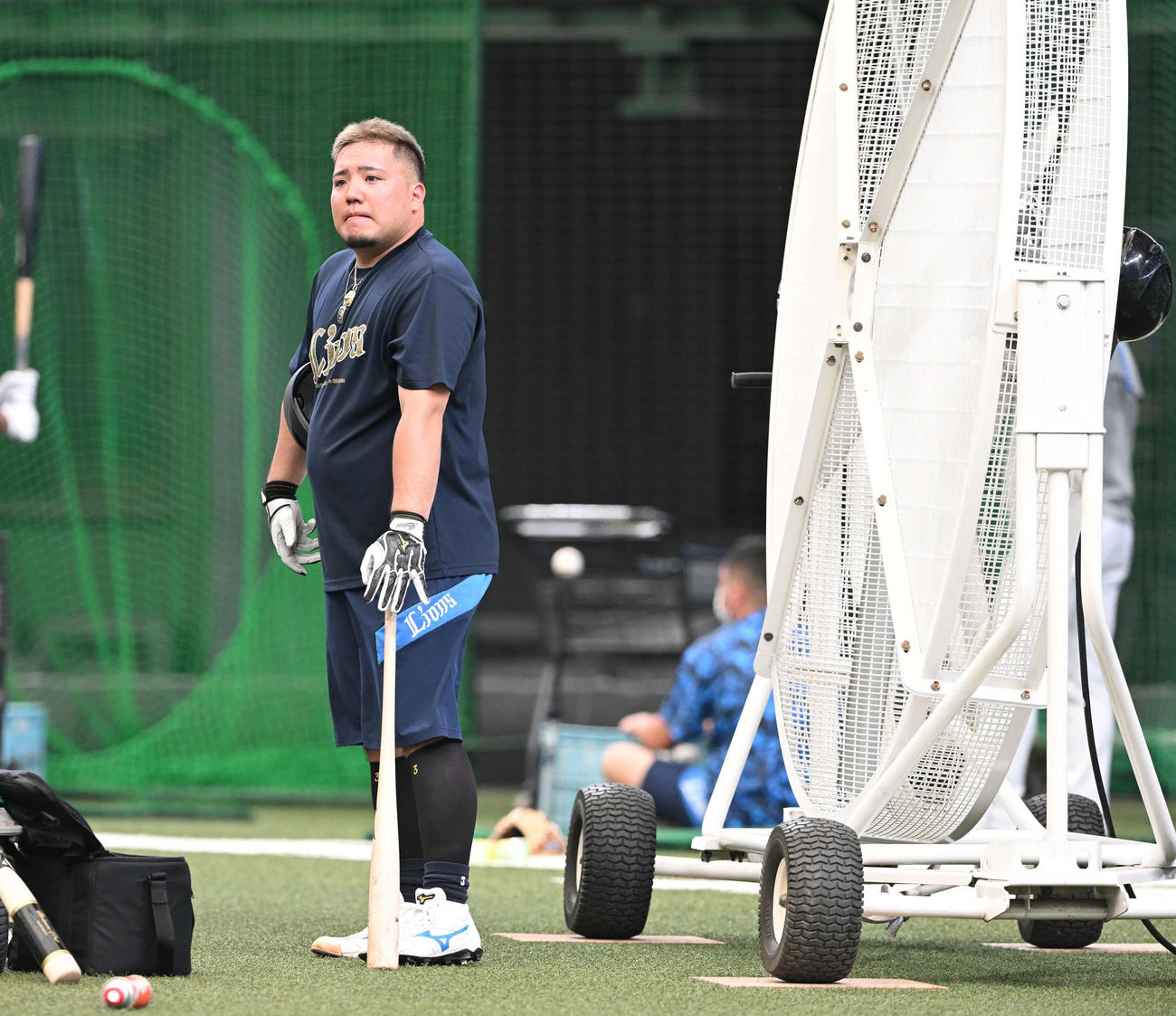 西武対日本ハム　試合前練習で短パン姿で大型扇風機の前で涼む西武山川（撮影・滝沢徹郎）