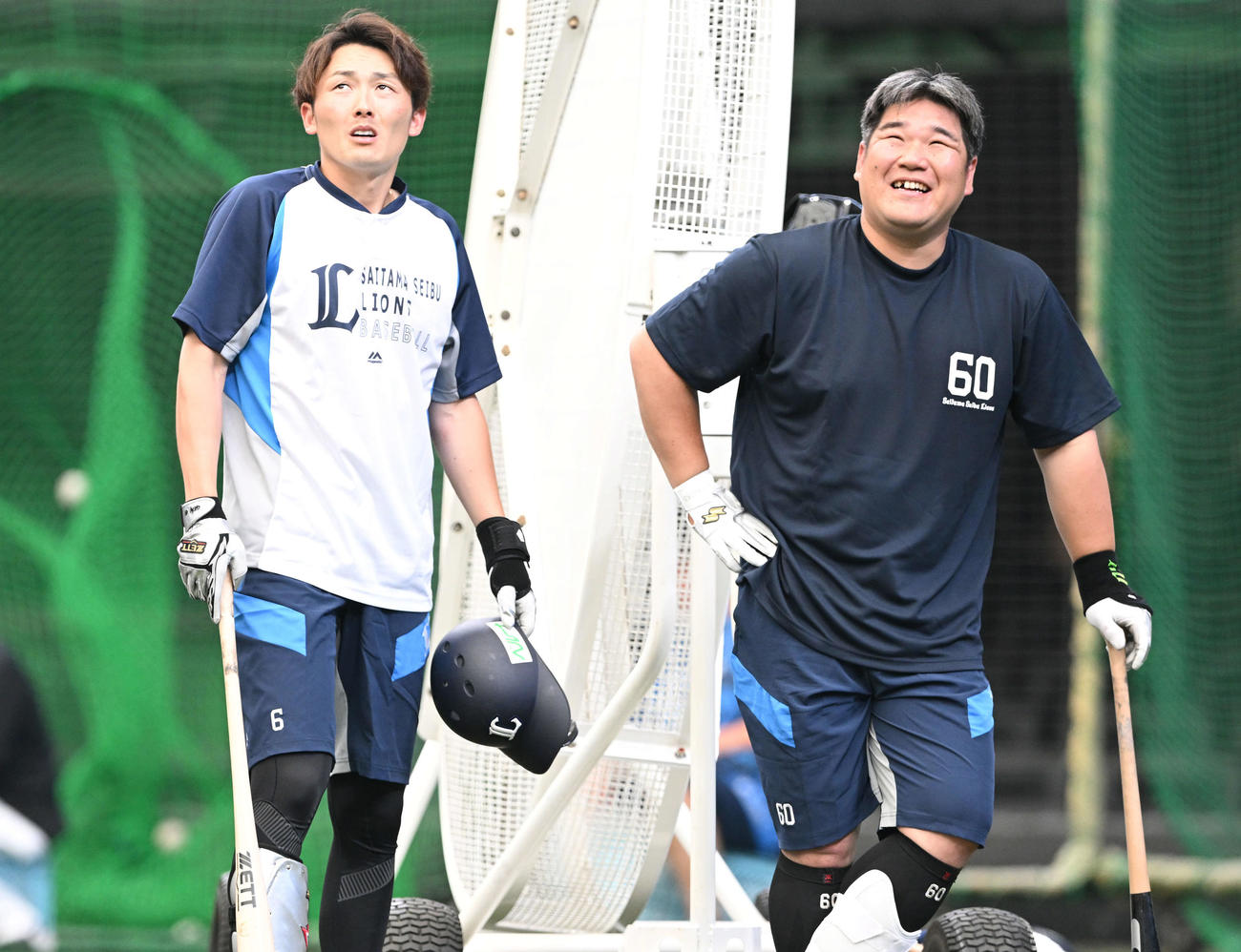 西武対日本ハム　短パン姿で試合前練習する、1軍に合流した西武中村（右）と源田（撮影・滝沢徹郎）